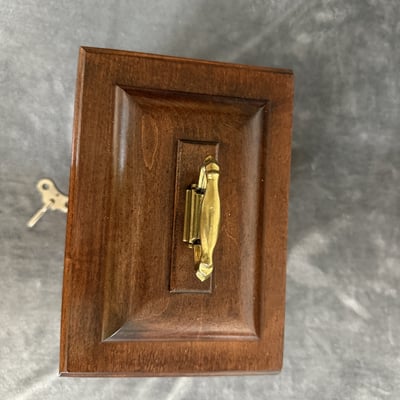 Howard Miller mantel clock with brass dial in wooden case - Image 4 of 10