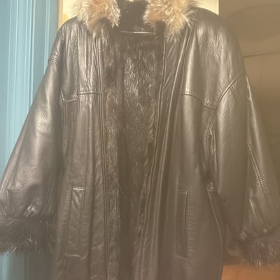 Black leather and fur coat with tan fur trim - Image 6 of 10