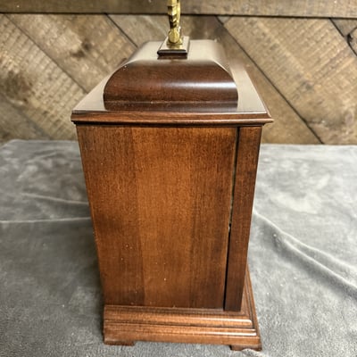 Howard Miller mantel clock with brass dial in wooden case - Image 8 of 10