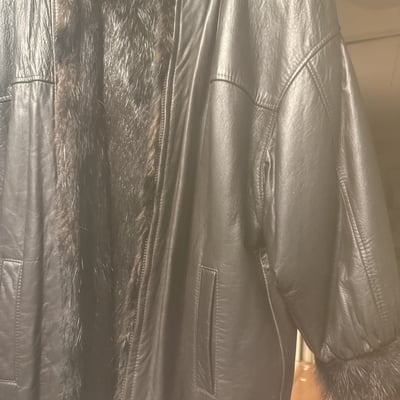 Black leather and fur coat with tan fur trim - Image 7 of 10