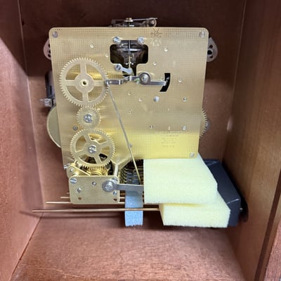 Howard Miller mantel clock with brass dial in wooden case - Image 6 of 10