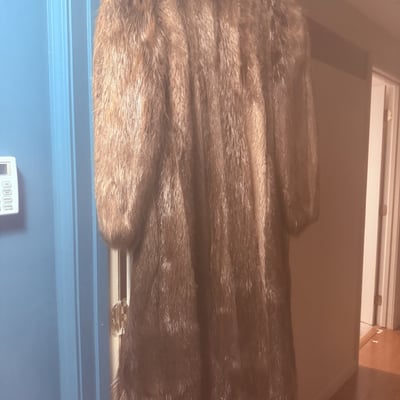 Long brown fur coat with monogrammed lining - Image 6 of 7