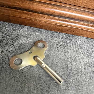 Howard Miller mantel clock with brass dial in wooden case - Image 3 of 10