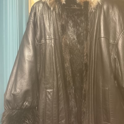 Black leather and fur coat with tan fur trim - Image 8 of 10