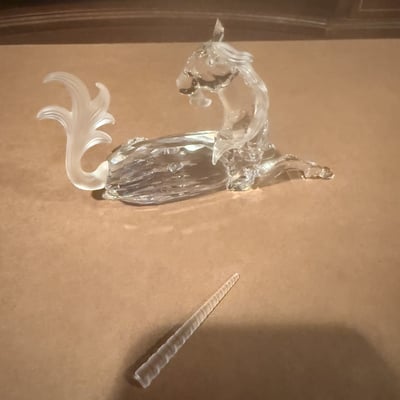 Crystal horse figurine with decorative tail - Image 2 of 3