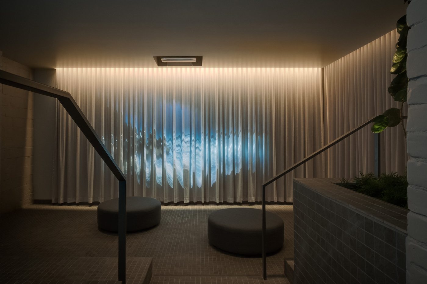 Espace lounge RECESS — yoga et repos avant le cycle thermal.