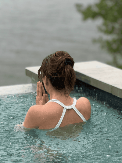 Un espace spa moderne avec piscine intérieure apaisante