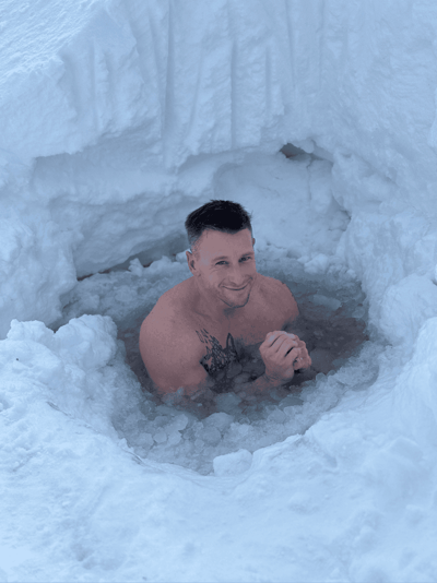 Deux personnes en maillot de bain brun assises côte à côte sur fond sombre