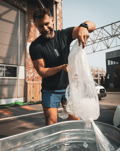 Des personnes souriantes portant des t-shirts RECESS posent ensemble
