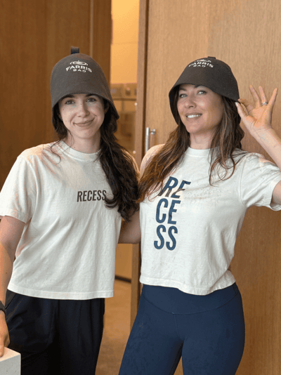 Une personne se détend dans un bain à remous noir sur un toit