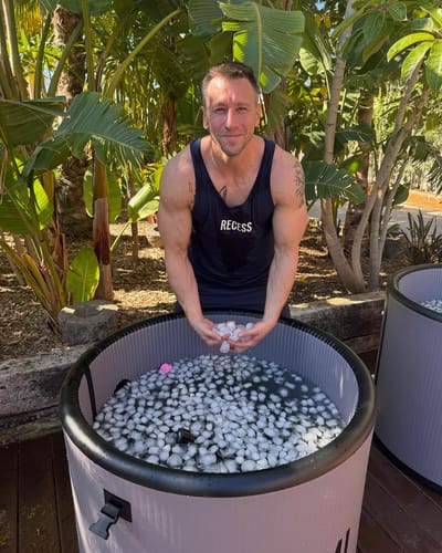 Homme près d'un bain de glace entouré de plantes tropicales