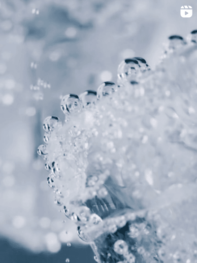 Gouttes d'eau sur une surface texturée