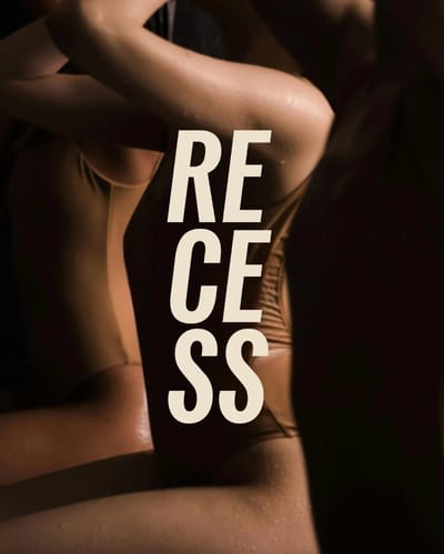 Deux personnes en maillot de bain sur fond sombre