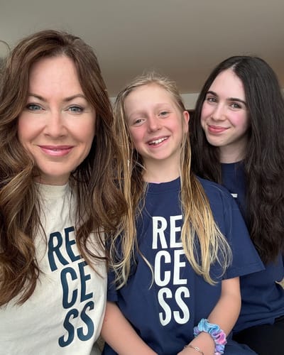 Personnes souriantes portant des t-shirts RECESS