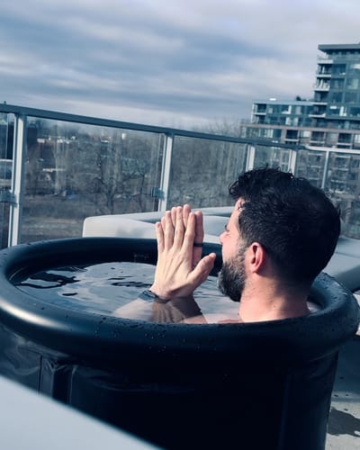 Homme se détendant dans un jacuzzi gonflable sur un balcon