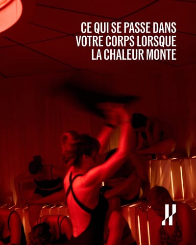 Invités dans un sauna à lumière rouge pendant une séance guidée