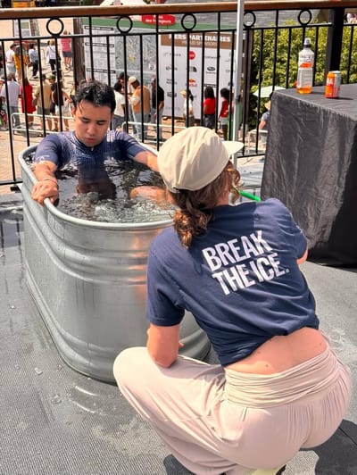 Invité dans un bain de glace extérieur avec un coach RECESS