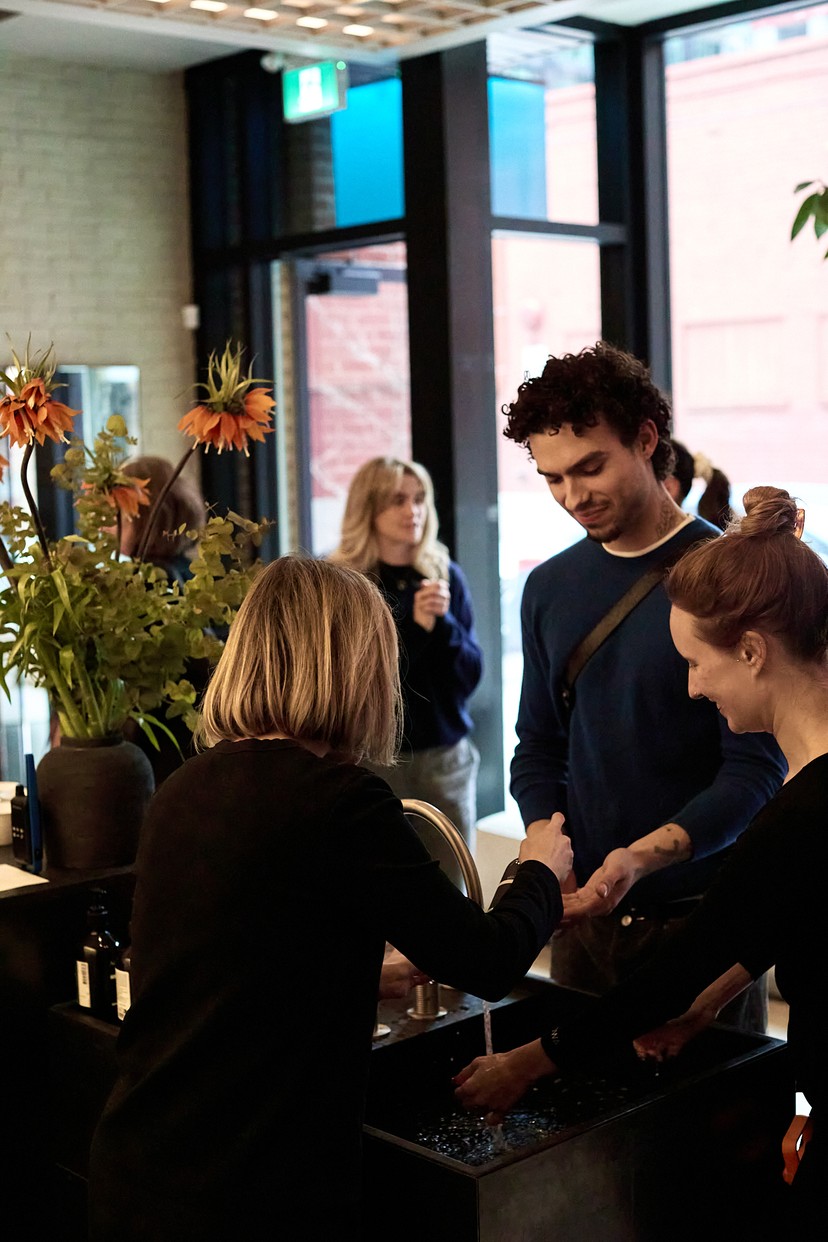 Moment social à la boutique Aesop × RECESS.
