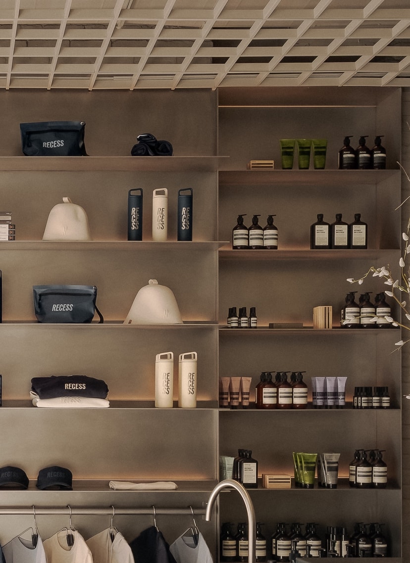 Mur de produits Aesop au comptoir RECESS.