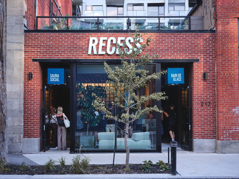 Façade RECESS de nuit — enseigne RECESS et SAUNA SOCIAL.