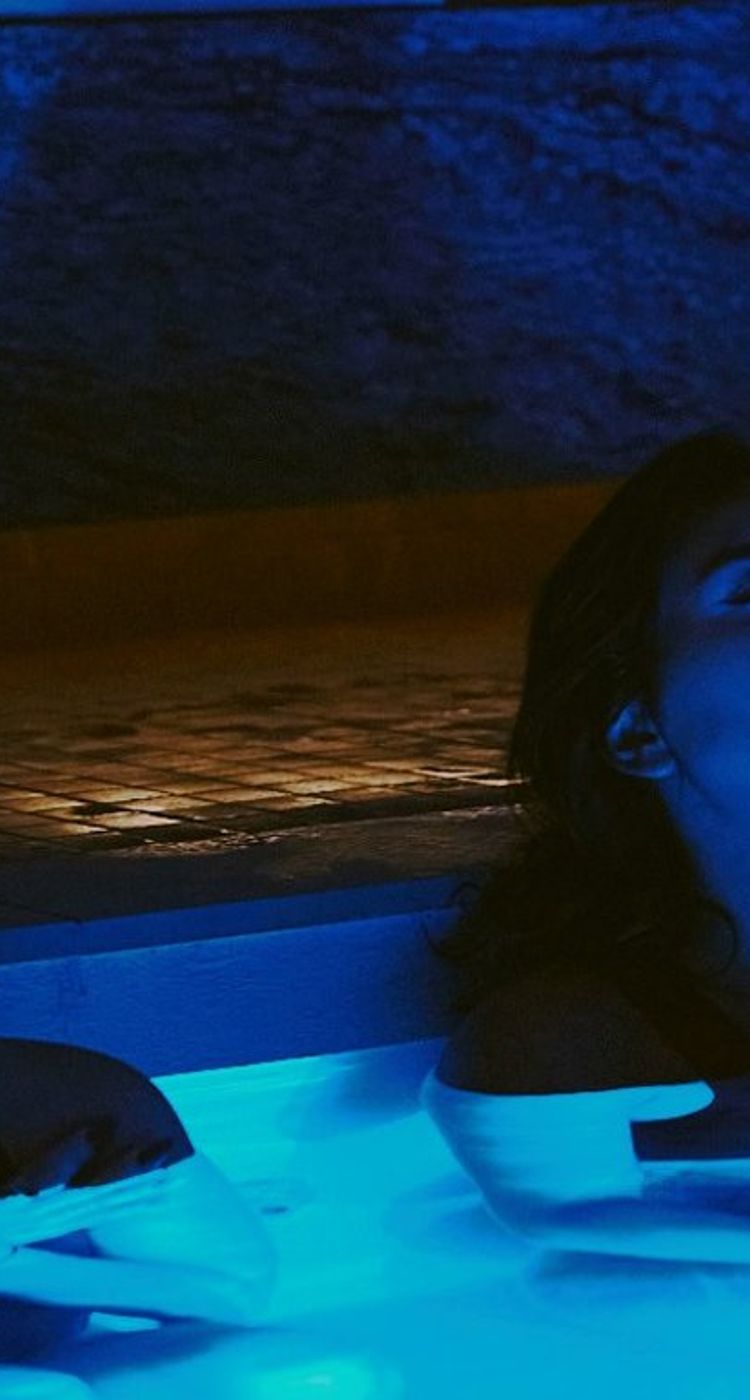 Ambiance nocturne au sein de RECESS — l'espace de bain de glace éclairé sous une lumière bleue profonde.