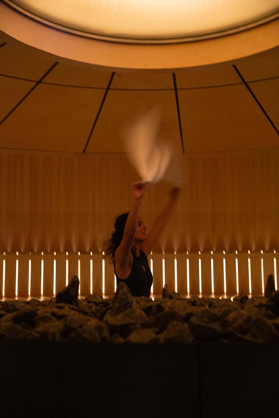 Cérémonie de badstu en cours au RECESS — chaleur intense, vapeur et musique rythmée.