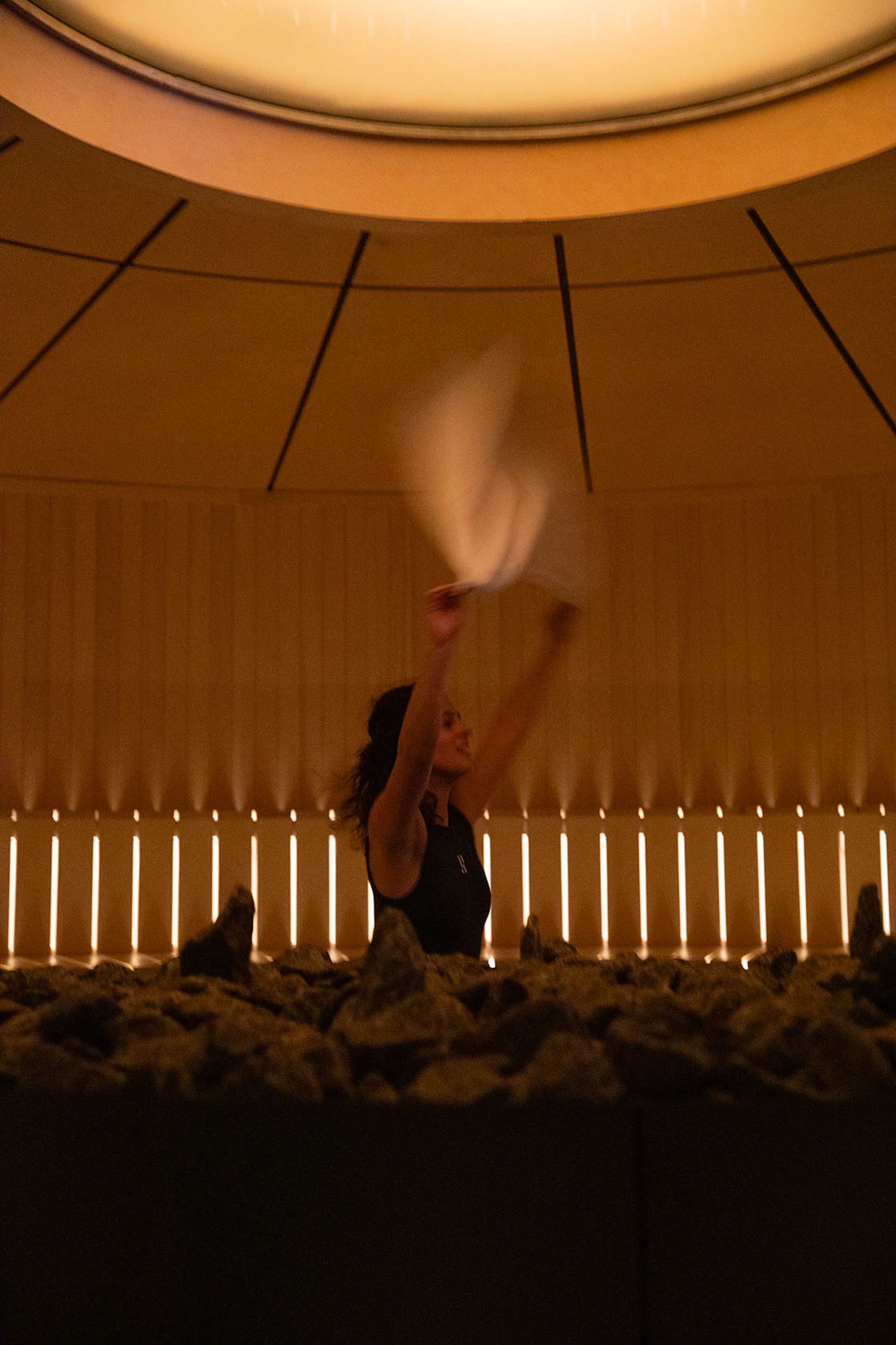 Cérémonie de badstu en cours au RECESS — chaleur intense, vapeur et musique rythmée.