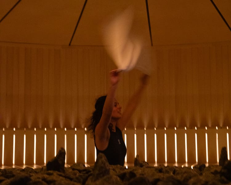 Cérémonie de badstu en cours au RECESS — chaleur intense, vapeur et musique rythmée.