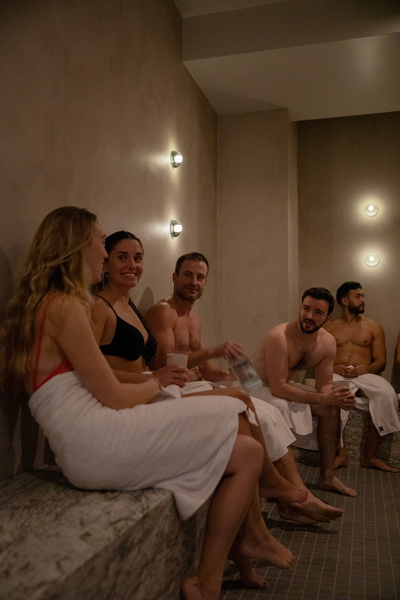 Vue panoramique du circuit thermal RECESS — sauna, bain de glace et lounge accessibles en freeflow.