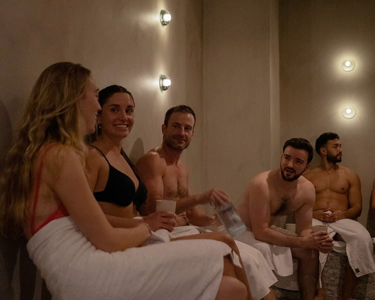 Vue panoramique du circuit thermal RECESS — sauna, bain de glace et lounge accessibles en freeflow.