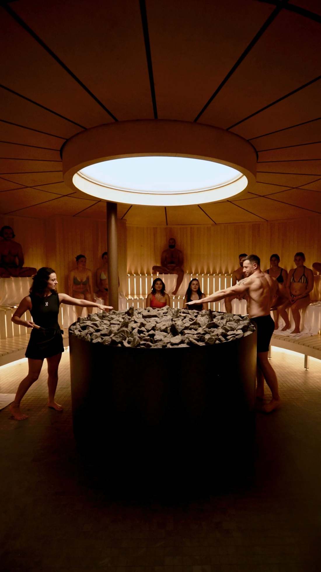 Bain de glace cristallin au RECESS — l'eau froide scintille sous un éclairage bleu.