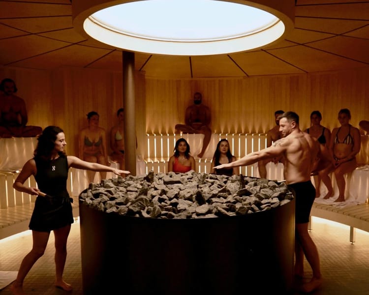 Bain de glace cristallin au RECESS — l'eau froide scintille sous un éclairage bleu.