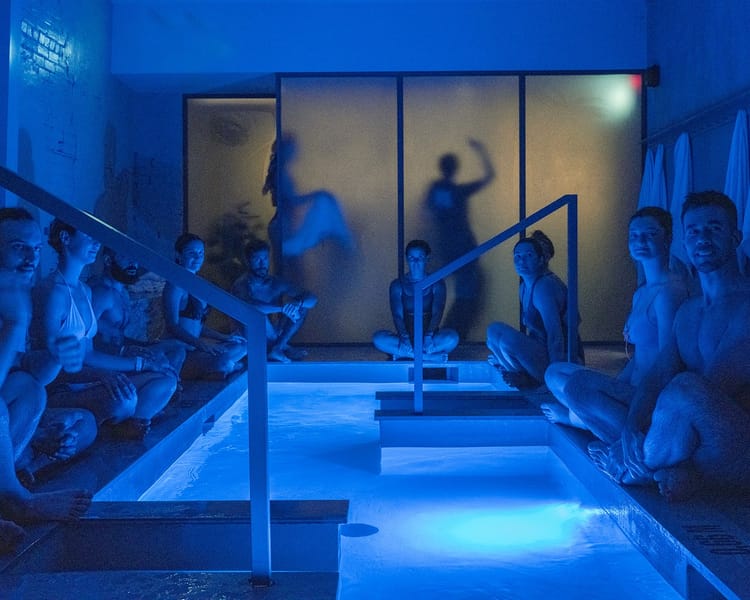 Espace de repos calme au RECESS — serviettes disposées, lumière douce, silence.