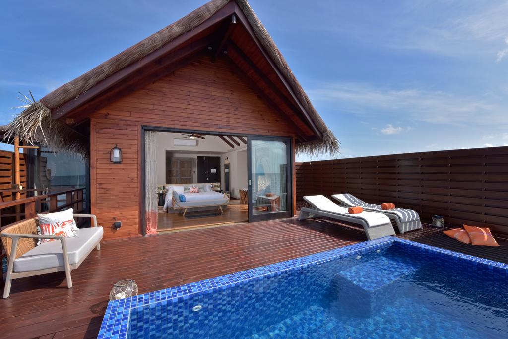 water villa with pool kodhipparu