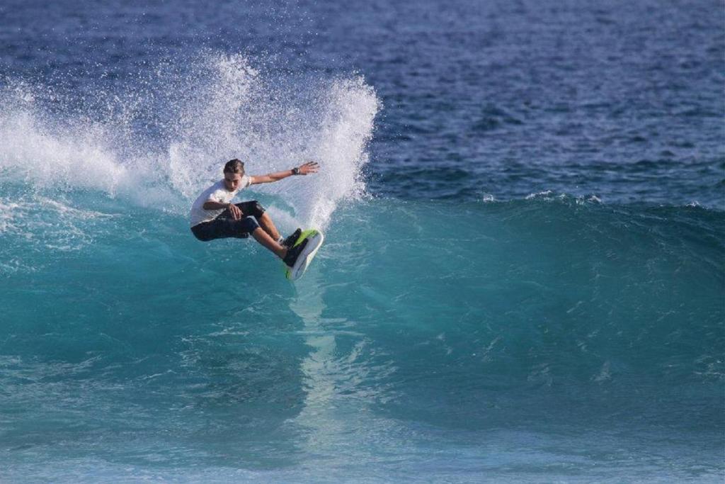maldives-surf-season