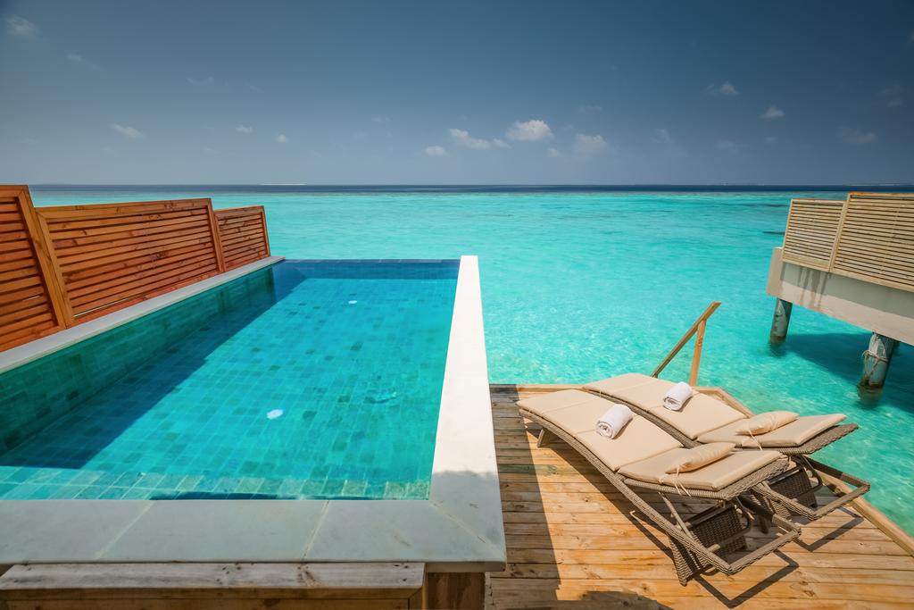 water villa with pool kudafushi