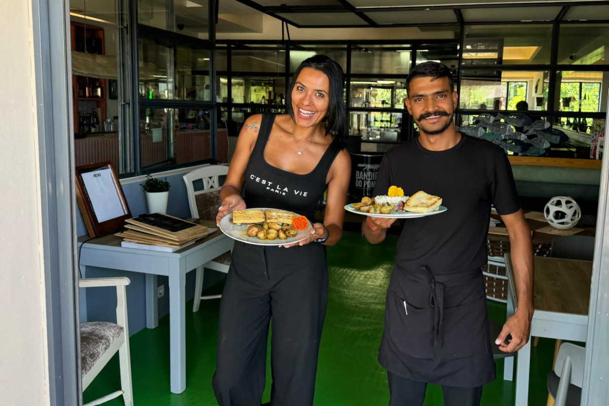 Holala Restaurant Almancil, Music & Food