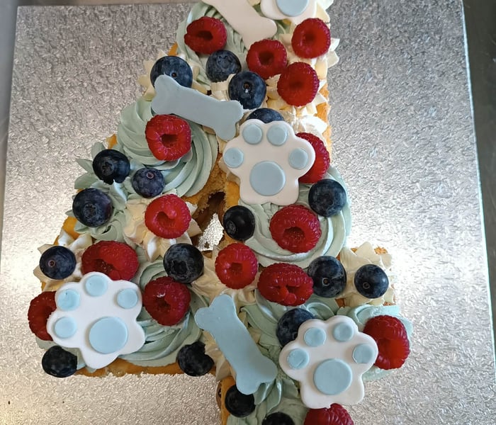 Number cake Génoise, crème vanille et déco fruits rouges