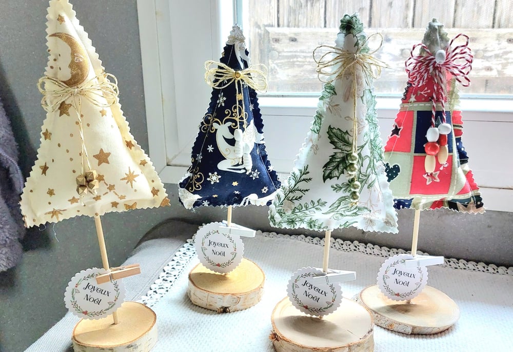 Sapins de Noël sur socle rondin