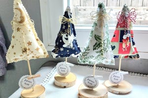 Sapins de Noël sur socle rondin
