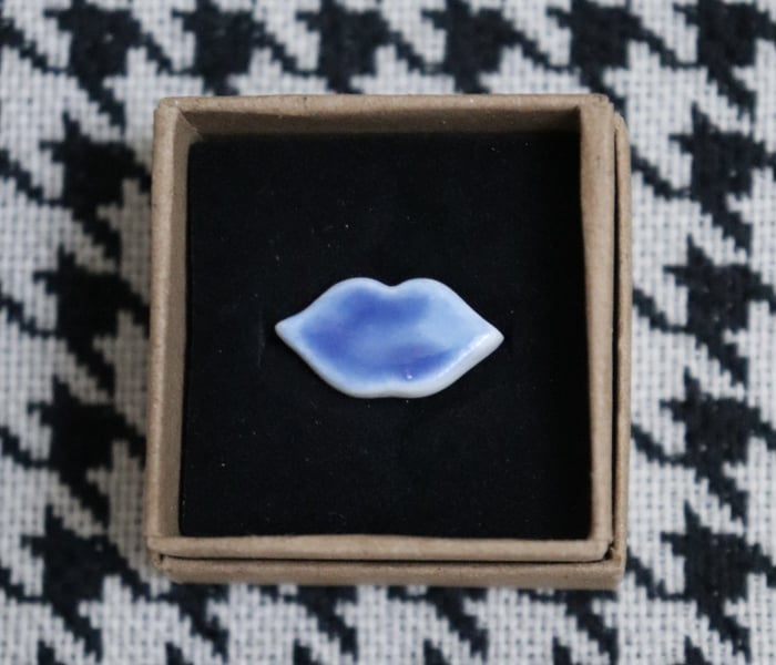 Pin’s bouche en porcelaine céramique