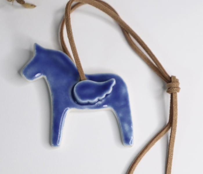 Cheval Dala en porcelaine céramique à suspendre