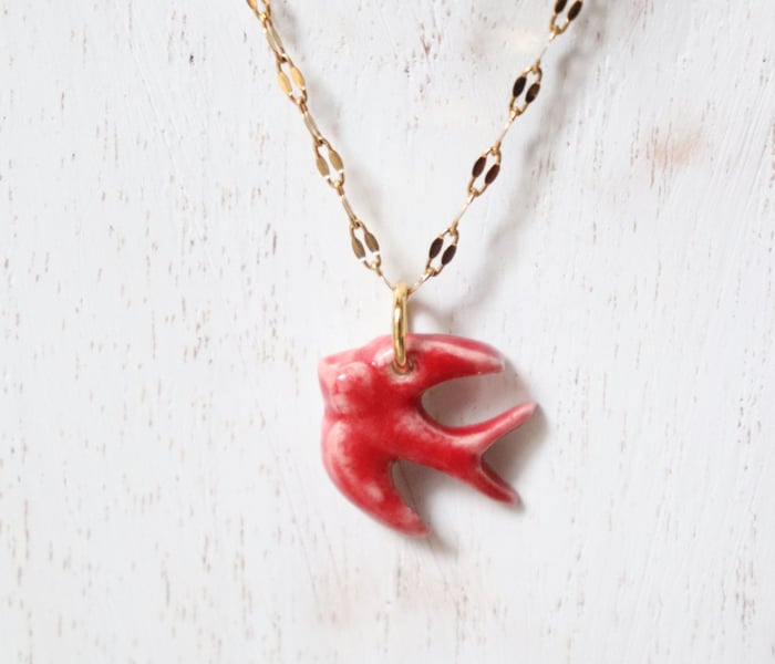 Collier hirondelle en porcelaine