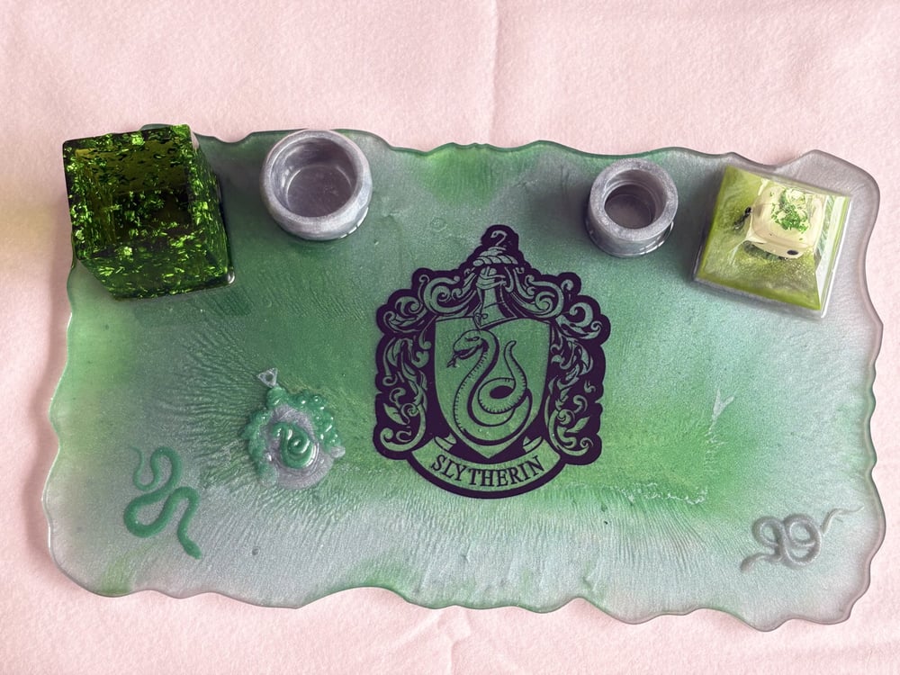 Plateau décoratif artisanal vert inspiration école de sorcellerie en résine époxy