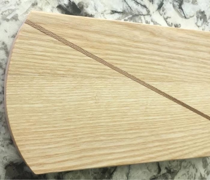 Planche de présentation , en Frêne baguette Platane 31 X 17 cm , livrée huilée