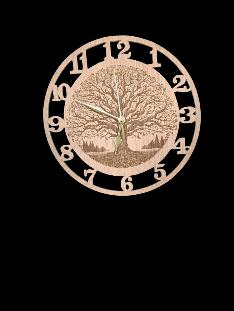 horloge arbre de vie gravé et chantourné