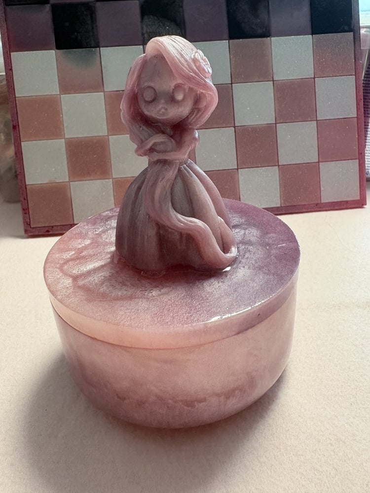 Boîte à bijoux artisanale rose nacrée avec figurine princesse