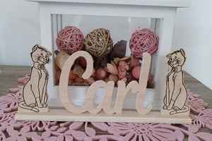 Prénom en bois avec personnages chantourné entre 6 et 9 lettres