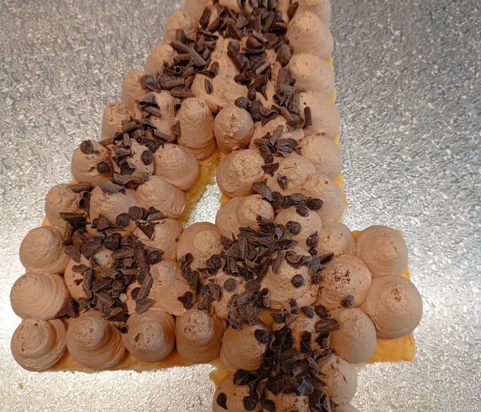 Number cake, génoise chocolat, crème chocolat, décor chocolat