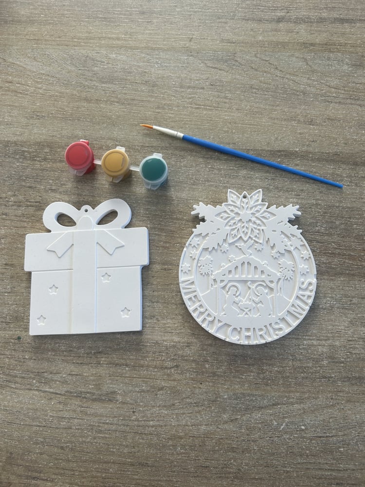 Kit Créatif Noël – 2 Décorations de Sapin en Jesmonite à Peindre + Peinture & Pinceau | Boule et cadeau